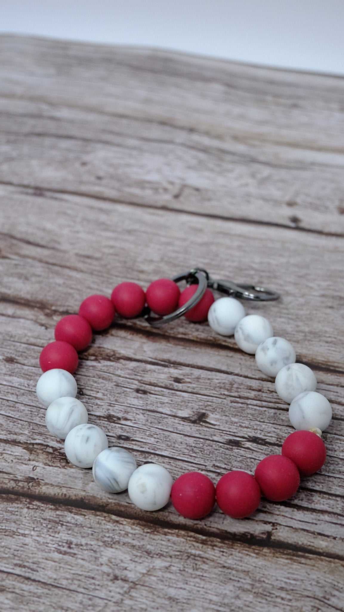 Maroon and white marble beaded wristlet keychain with silicone beads and gray lobster clasp