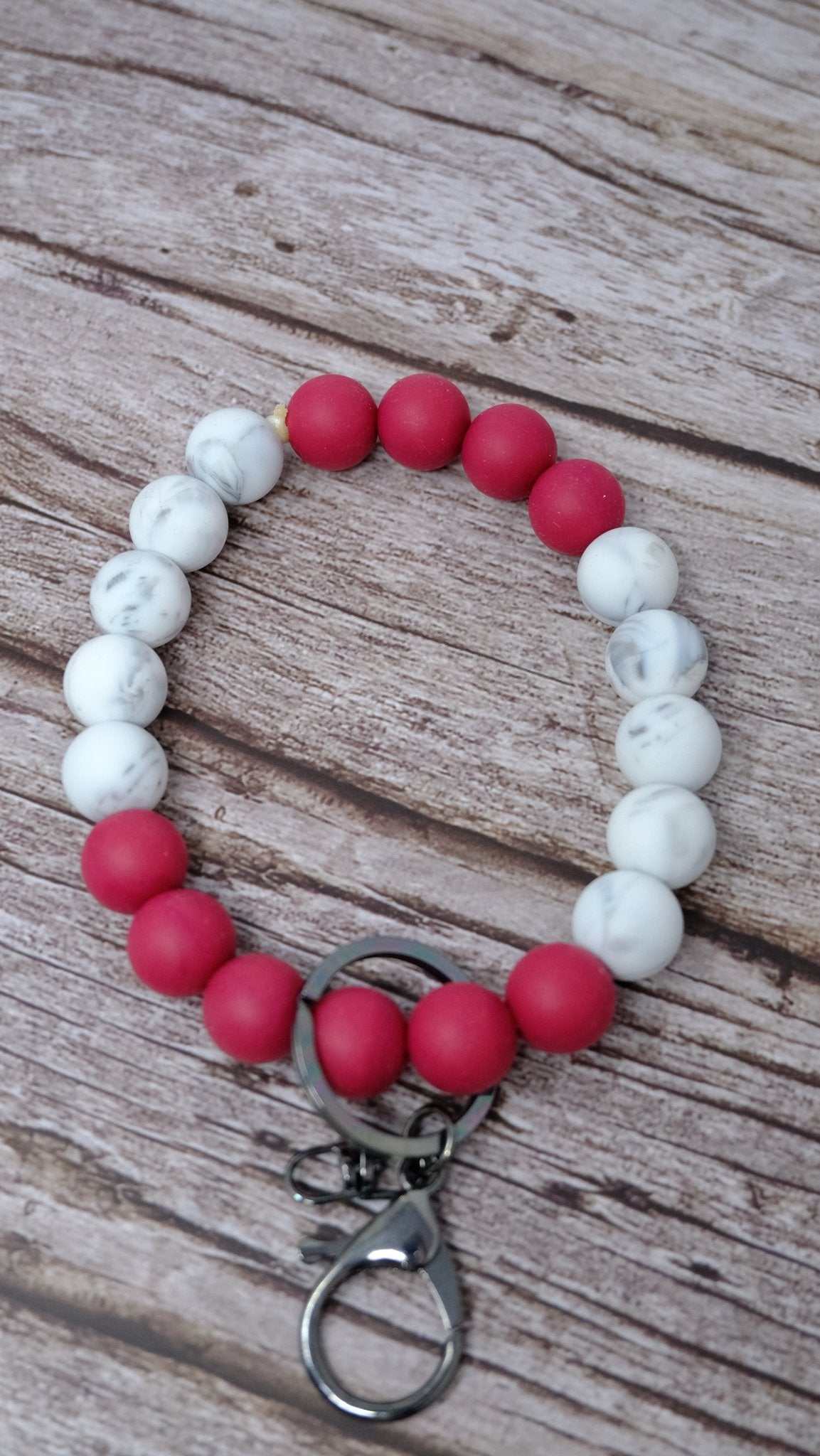 Maroon and white marble beaded wristlet keychain with silicone beads and gray lobster clasp